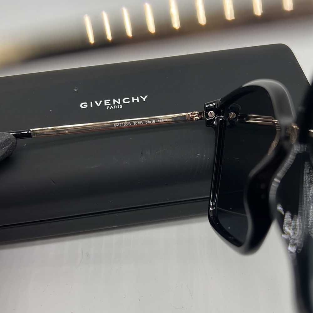 Givenchy - Picture 2 of 3